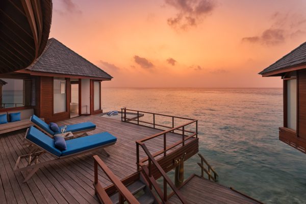 insel-seite-Anantara-Dhigu-Maldives-Sunset-Over-Water-Villa-04