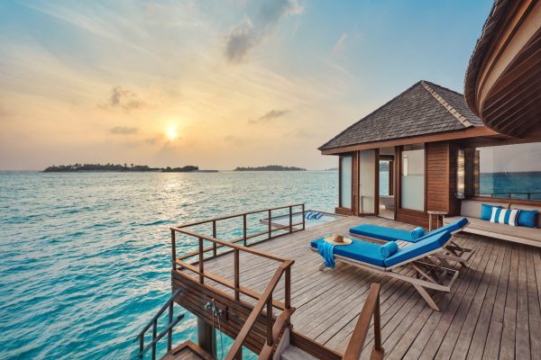 insel-seite-Anantara-Dhigu-Maldives-sunrise-Over-Water-Villa-03