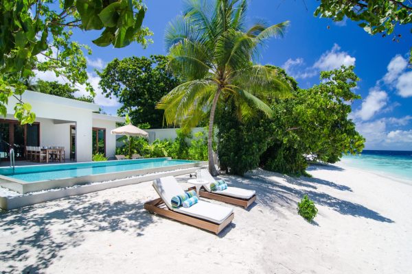 insel-seite-amilla-fushi-beach-house-exterior-01-Maledivenexperte