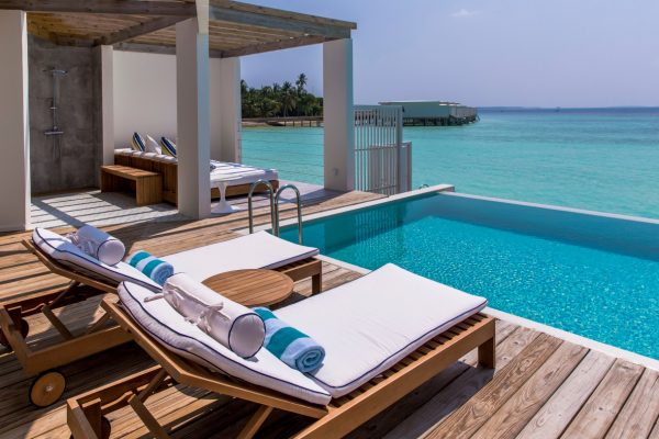 insel-seite-amilla-fushi-ocean-lagoon-house-deck-01-Maledivenexperte