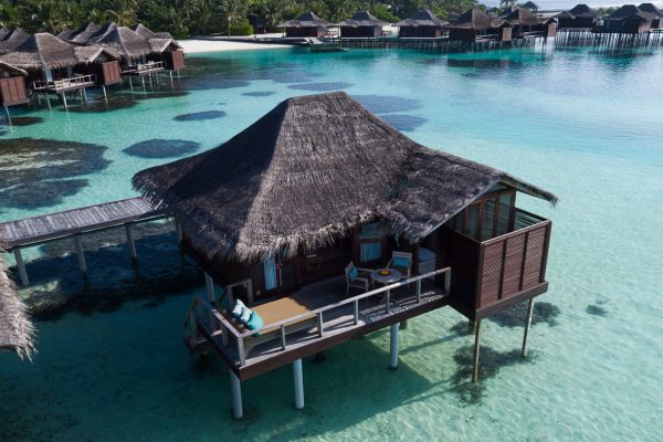 insel-seite-anantara-veli-over-water-bungalow-exterior-01-Maledivenexpere