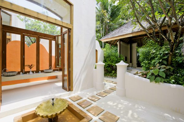 insel-seite-conrad-maldives-rangali-island-beach-suite-bathroom-Maledivenexperte
