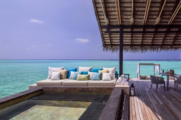 insel-seite-one&only-reethi-rah-grand-water-villa-outdoor-jacuzzi-01-Maledivenexperte