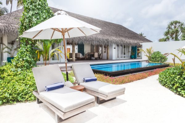insel-seite-fairmont-madives-3-bedroom-beach-villa-outside-Maledivenexperte