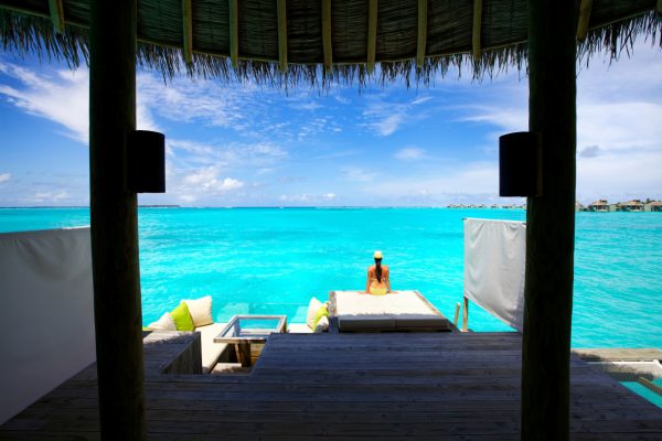 insel-seite-six-senses-laamu-water-villa-deck-Maledivenexperte