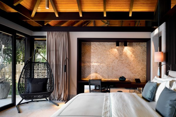 insel-seite-velaa-private-island-beach-pool-house-bedroom-Maledivenexperte