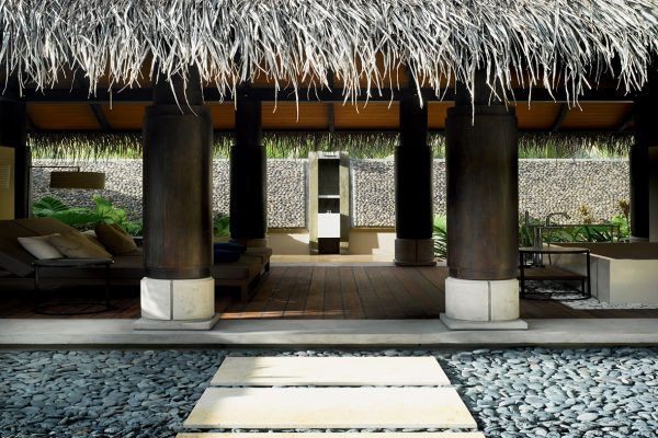 insel-seite-velaa-private-island-beach-pool-house-outdoor-bathroom-Maledivenexperte