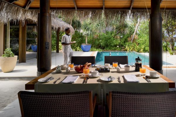 insel-seite-velaa-private-island-beach-pool-villa-outdoor-dining-area-Maledivenexperte