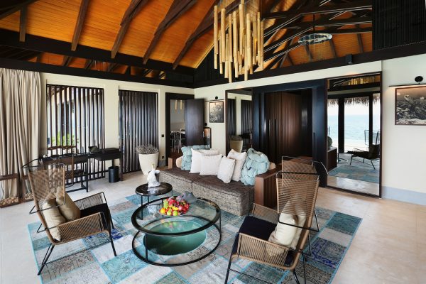 insel-seite-velaa-private-island-ocean-pool-house-living-room-Maledivenexperte
