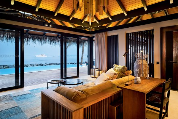 insel-seite-velaa-private-island-romantic-pool-residence-living-room-Maledivenexperte