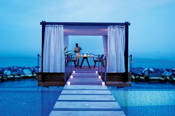 insel-seite-velaa-private-island-romantic-pool-residence-over-water-gazebo-Maledivenexperte