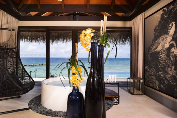 insel-seite-velaa-private-island-sunrise-water-pool-villa-bathroom-Maledivenexperte