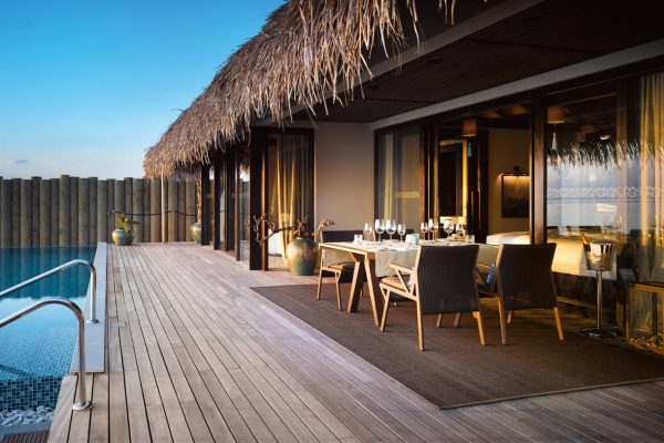 insel-seite-velaa-private-island-sunset-deluxe-water-pool-villa-terrace-Maledivenexperte