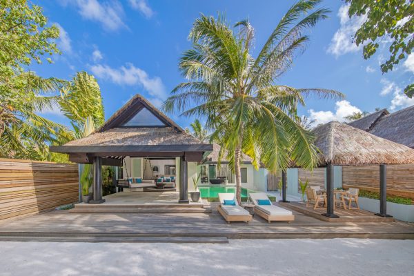 insel-seite-naladhu-private-island-maldives-beach-house-with-pool-maledivenexperte-03