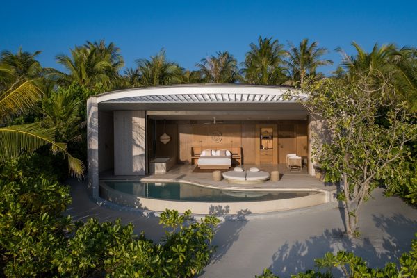 insel-seite-ritz-carlton-maldives-beach-pool-villa-02-maledivenexperte