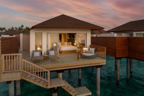 insel-seite-avani-+-baa-atoll-zimmerkategorien-sunset-over-water-villa-01